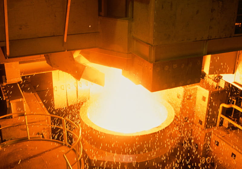 製鋼課で連続鋳造職場を担当している2013年入社の社員の写真2